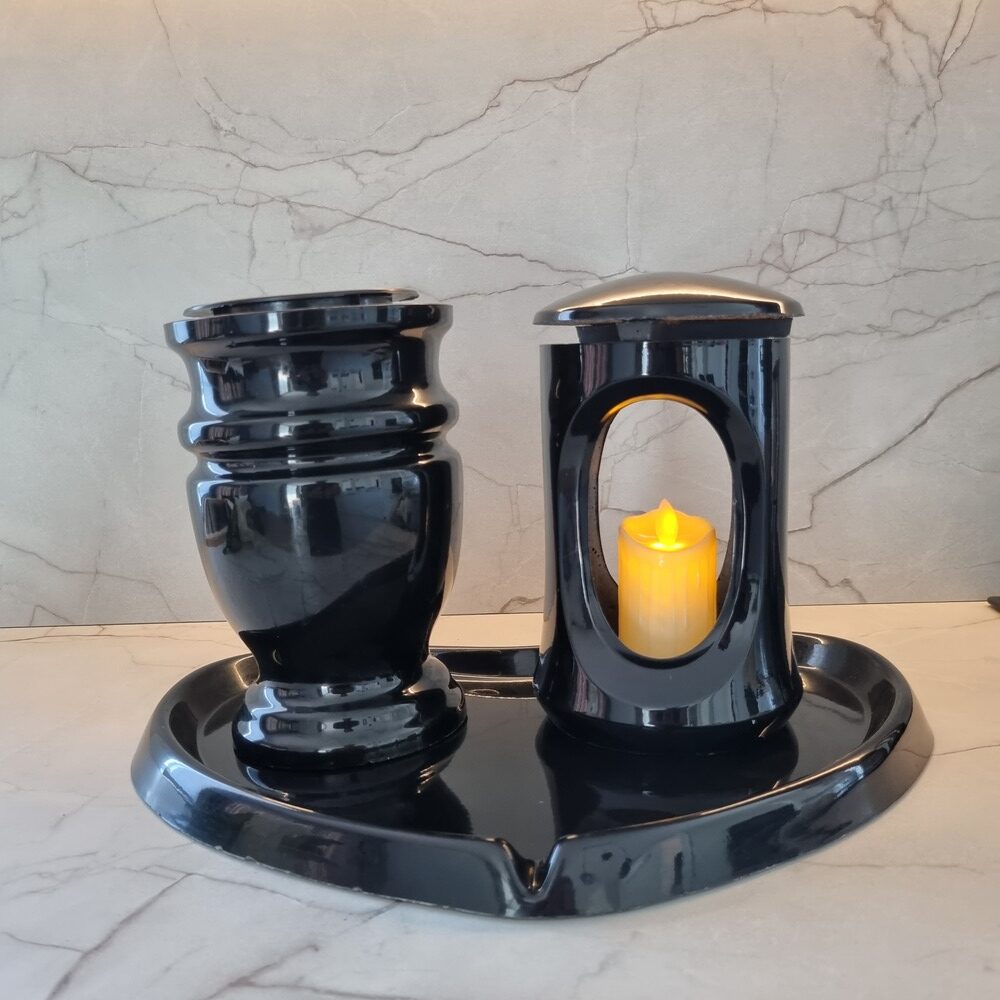 vazos ir žibinto padėklas kapams