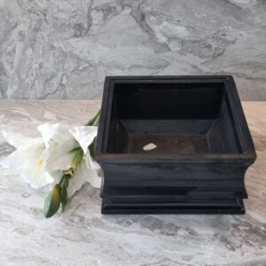 Juodas kvadratinės formos vazonas kapams