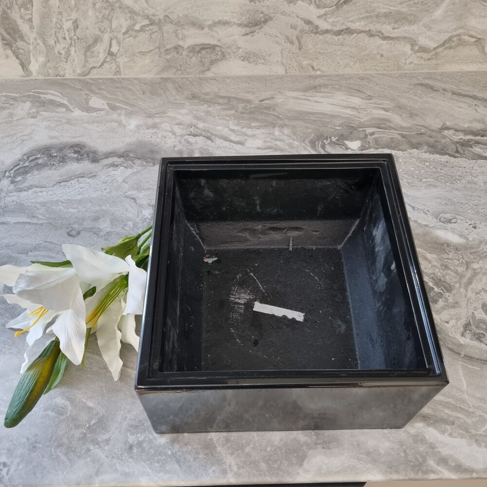 kvadratinė vaza juoda