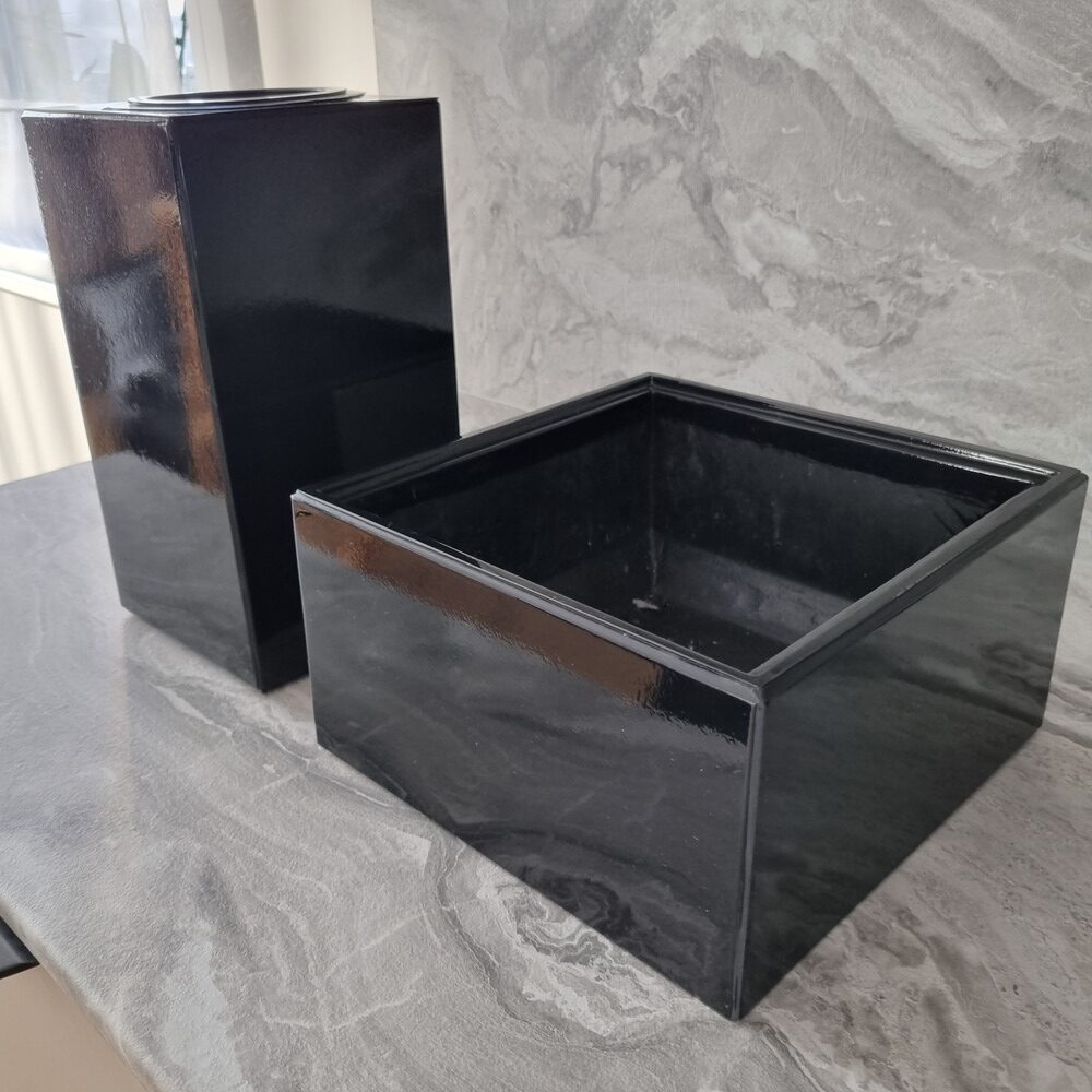 vazos ir vazono juodas komplektas